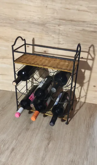 Portabottiglie in ferro e vimini