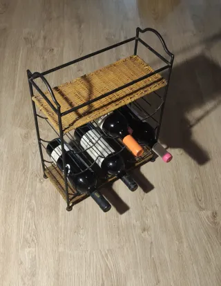 Portabottiglie in ferro e vimini