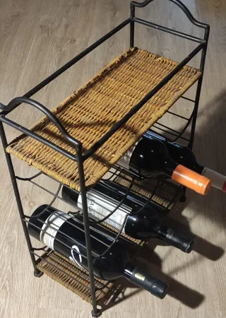 Portabottiglie in ferro e vimini