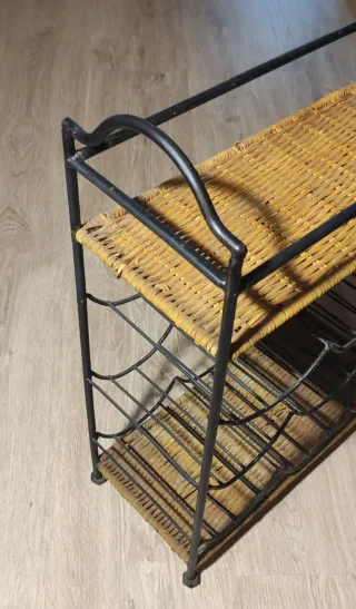 Portabottiglie in ferro e vimini