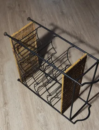 Portabottiglie in ferro e vimini