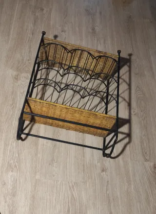 Portabottiglie in ferro e vimini