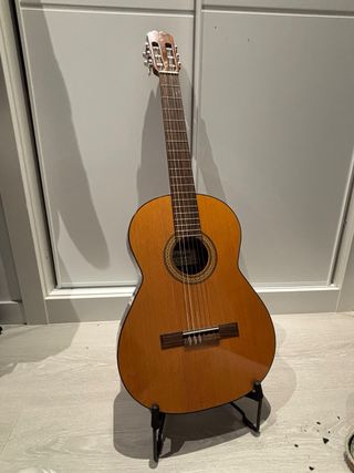 Guitarra española con pie admira paloma