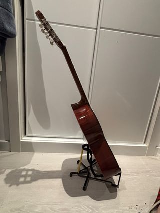 Guitarra española con pie admira paloma