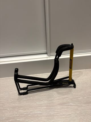 Guitarra española con pie admira paloma