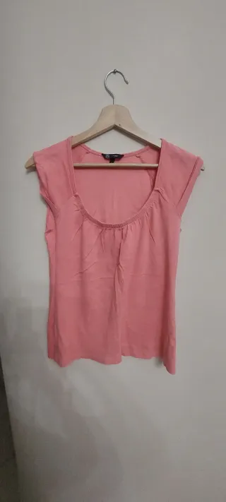 T-shirt rosa con scollo particolare
