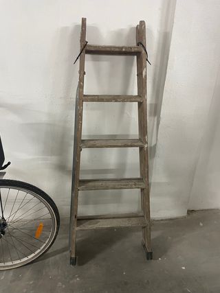 Escalera de madera rústica