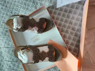 Zapatos de cuña dorados con pedrería