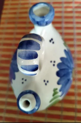 Botijo de cerámica pintado a mano