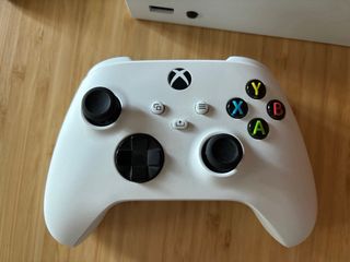 Xbox Series S Blanca y Mando Camuflaje