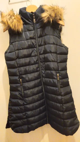 Chaleco azul con capucha y pelo