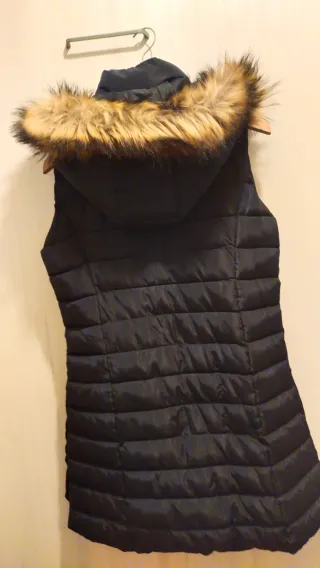 Chaleco azul con capucha y pelo