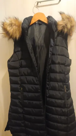 Chaleco azul con capucha y pelo