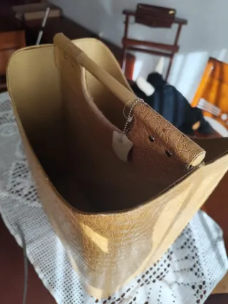 Revistero de piel con asa de madera