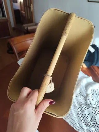 Revistero de piel con asa de madera