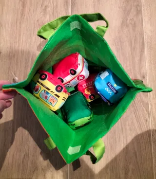 Alfombra infantil de tela con vehículos