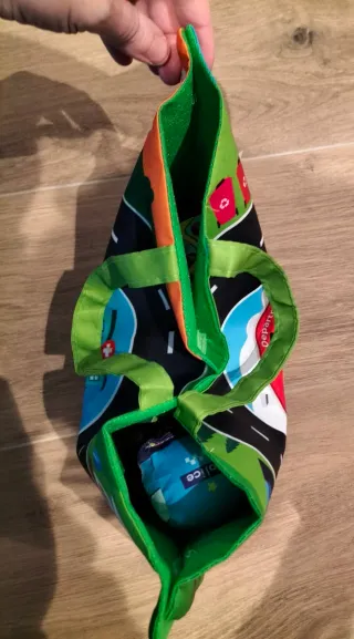 Alfombra infantil de tela con vehículos