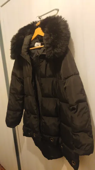 Plumífero negro con capucha y pelo