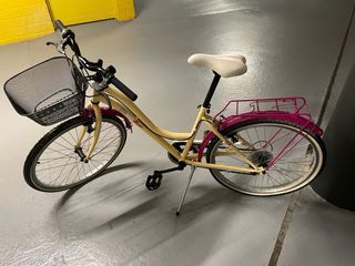 Bicicleta de paseo rosa y crema
