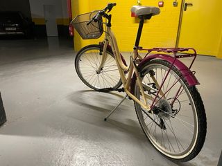 Bicicleta de paseo rosa y crema