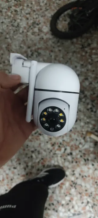 Cámara de seguridad blanca