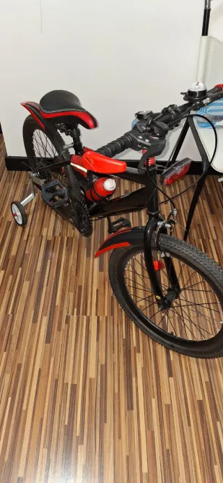 Bicicleta de Montaña Negra y Roja