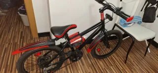 Bicicleta de Montaña Negra y Roja