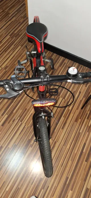 Bicicleta de Montaña Negra y Roja