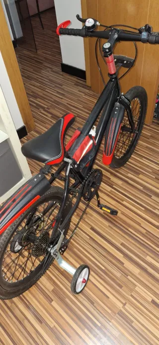 Bicicleta de Montaña Negra y Roja