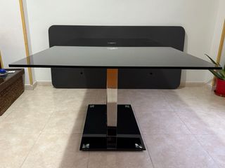 Mesa comedor de cristal negro y metal