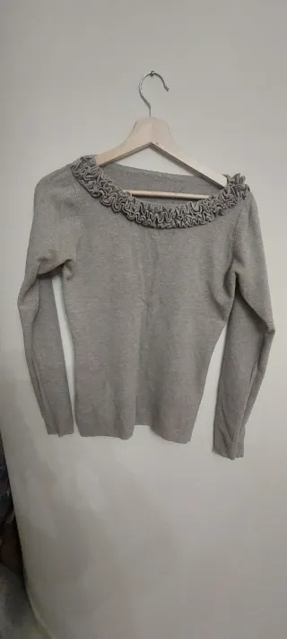 Maglione beige con collo a balze