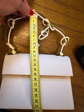 Precioso bolso de fiesta color crema con adornos