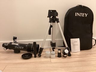 Telescopio INTEY con trípode y accesorios