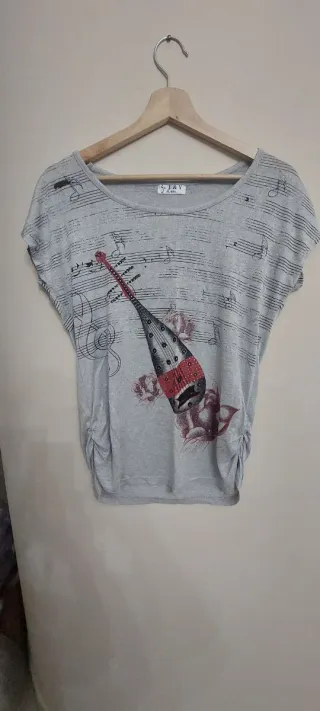 T-shirt grigia con stampa musicale