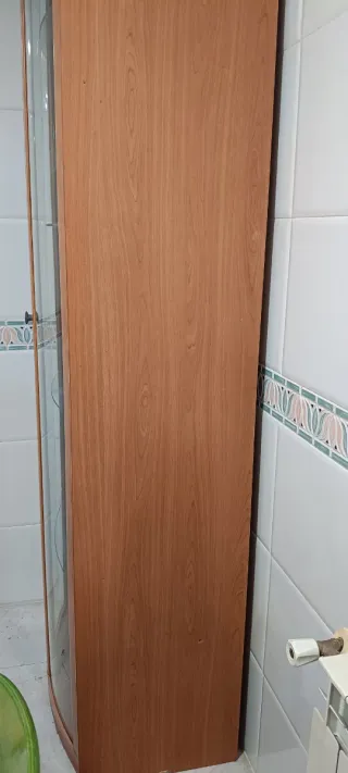 Vitrina de cristal y madera