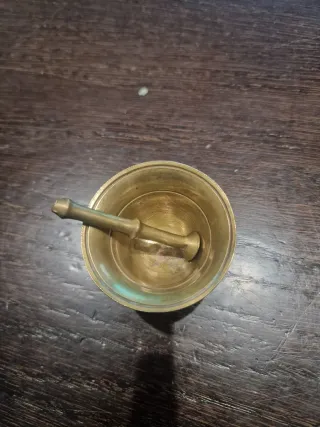 Mortero y mano de bronce