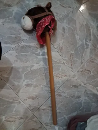 Caballito de palo con pañuelo
