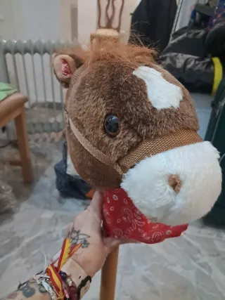 Caballito de palo con pañuelo