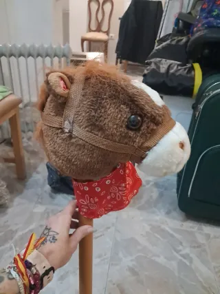 Caballito de palo con pañuelo