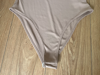 Body canalé beige manga corta