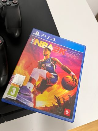 PS4 (PlayStation 4) Negra + 2 Mandos + NBA 2K23