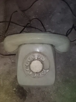 Teléfono antiguo de disco beige