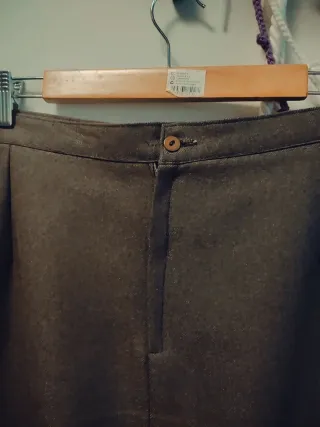 Falda recta gris con bordado