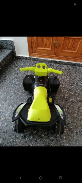 Quad eléctrico infantil verde y negro