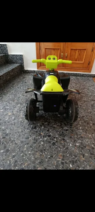 Quad eléctrico infantil verde y negro
