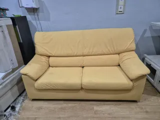 Sofá de tela amarillo