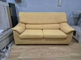 Sofá de tela amarillo