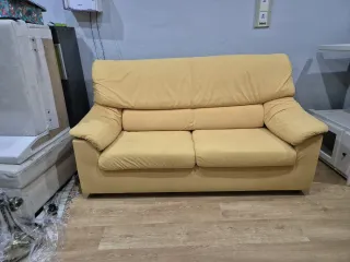 Sofá de tela amarillo