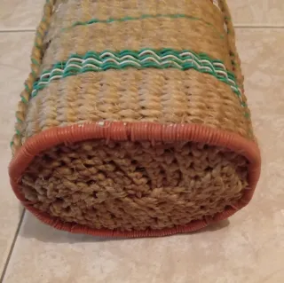 Botella antigua con asa, tapón y forrada.