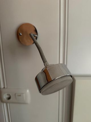 Apliques de pared plateados (dormitorio)